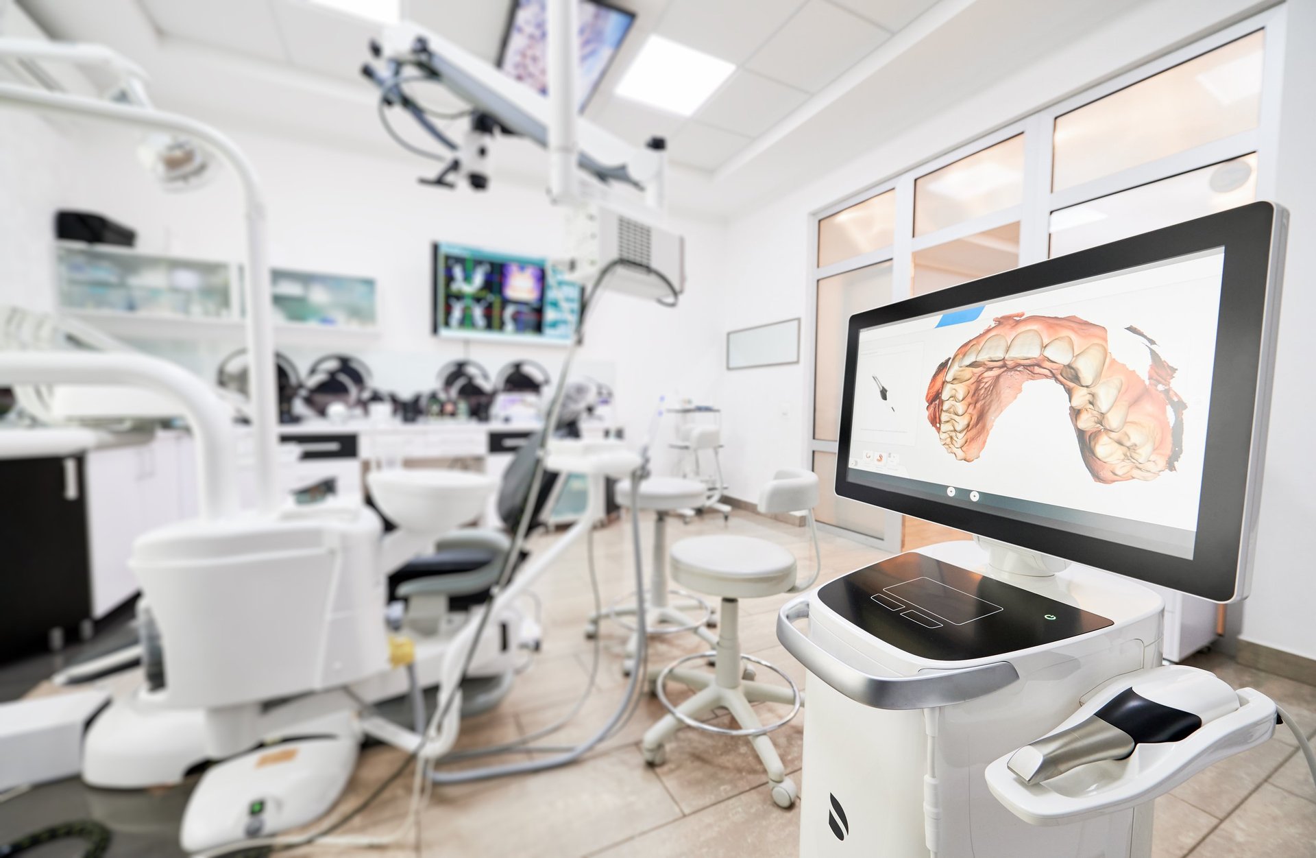Interior moderno de laboratorio dental con equipos de alta tecnología